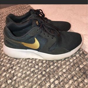 Nike tennis shoes
